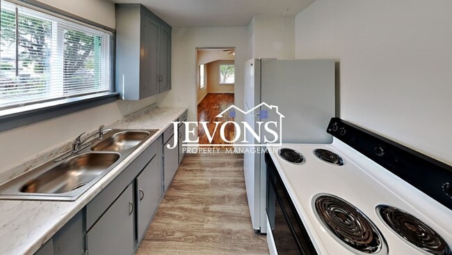 Building Photo - Step into your new residence, a charming s...
