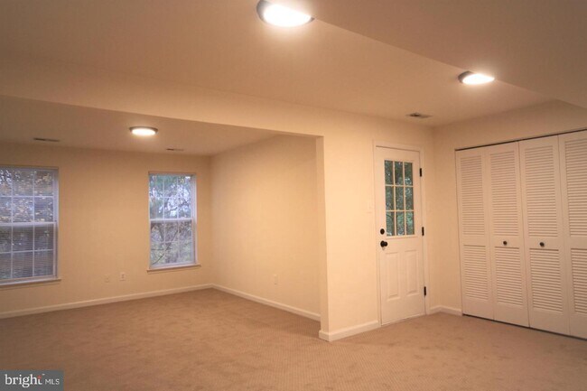 Building Photo - 400 Amy Ct