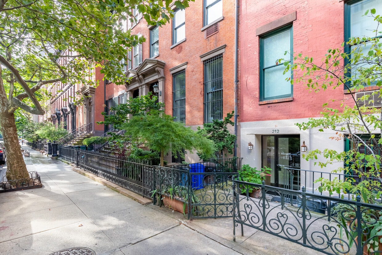 Entrance - 212 E 18th