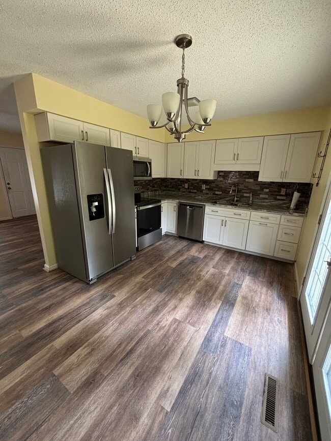 Building Photo - 12 King Arthur Pl