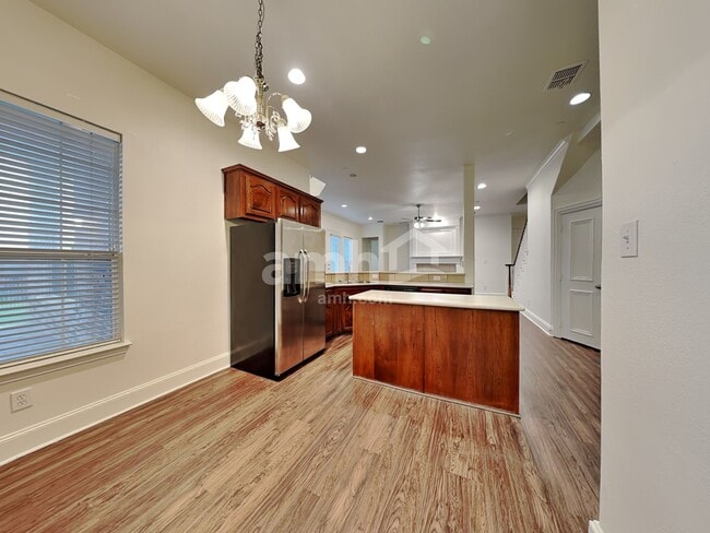 Building Photo - 1006 Llano Ter