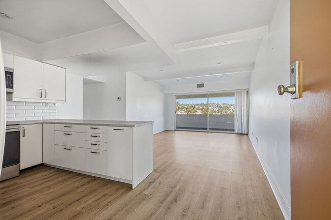 Foto del edificio - Stunning Echo Park 2 Bed / 1 Bath with Breathtaking Lake Views