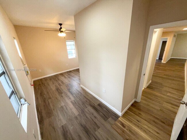 Building Photo - 1340 Peri St