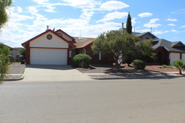 Building Photo - 1025 Desierto Luna St