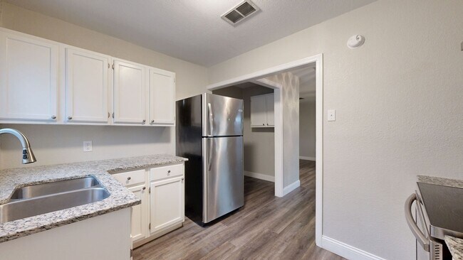 Foto del edificio - PRICE IMPROVEMENT NOW ONLY $995!!!