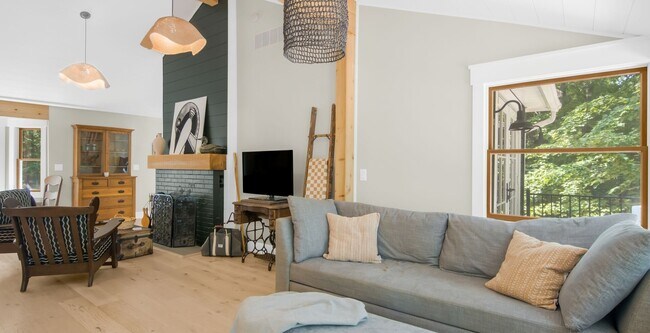 Building Photo - Beautifully Remodeled Furnished Rental on Arbutus Lake