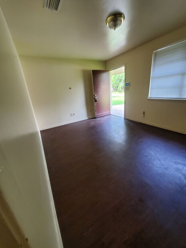Building Photo - 3 Bedroom 1 Bathroom-$300 Off 1st Month