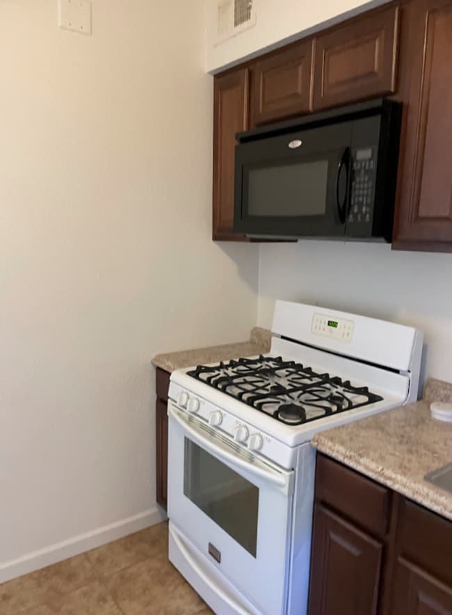 Building Photo - COMING SOON! Charming 2 Bed 1 Bath Apartme...