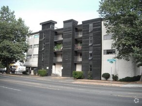 Building Photo - 4050 SW Admiral Wy