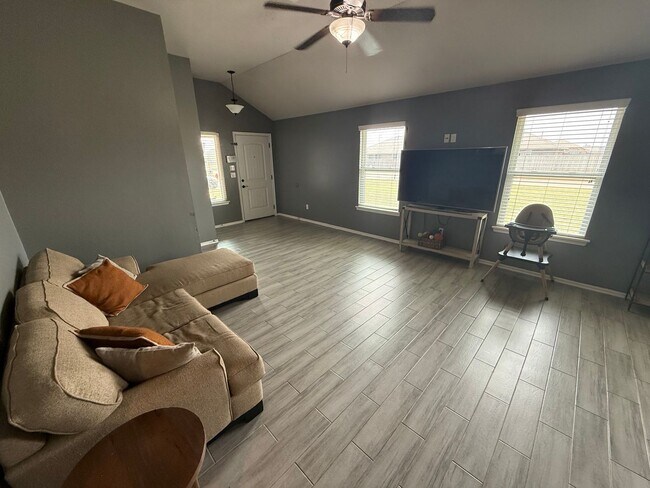 Foto del edificio - Immaculate 3 bed 2 bath in Mustang Schools, ready for move in on or before July 1st!