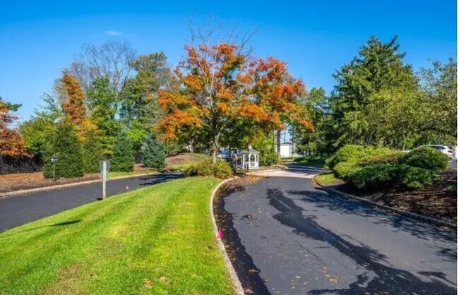 Community Entrance - 712 Pinehurst Ct