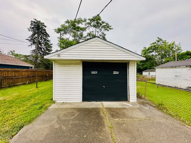 Building Photo - Nicely Updated 3 Bedroom 1 Bath Welcome Se...