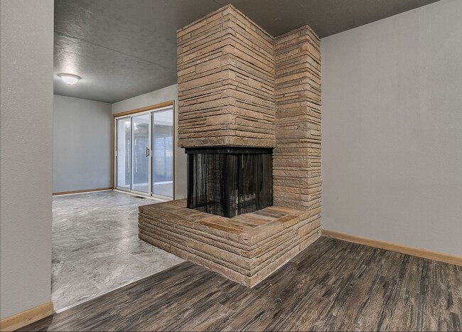 Building Photo - 6001 S Country Club Dr