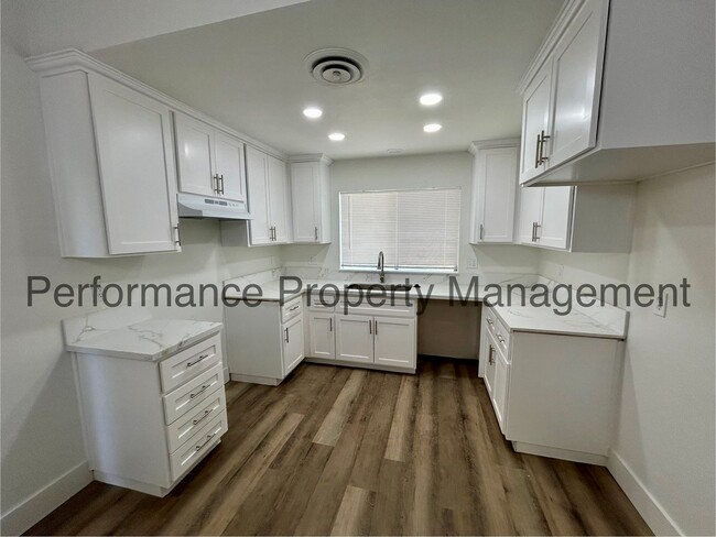 Foto del edificio - Newly Remodeled 4 Bed/2 Bath SW Bakersfiel...