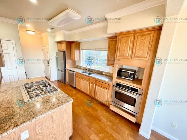 Foto del edificio - Stunning 3-Bedroom Townhome with Panoramic City Views, Upgraded Kitchen & Spacious Living in Nort...