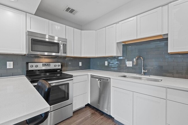 Building Photo - 935 La Posada Dr