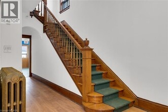 Building Photo - 760 King St E