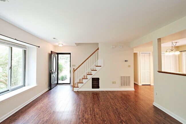 Foto del edificio - 1011 Highlands Dr