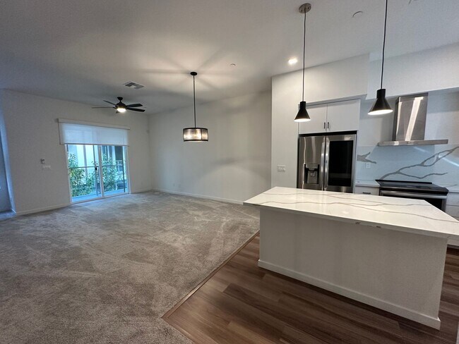 Foto del edificio - Newer Construction - Multi-Level Home with...