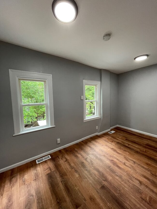 Foto del edificio - Updated 3 Bedroom House With a backyard and Laundry