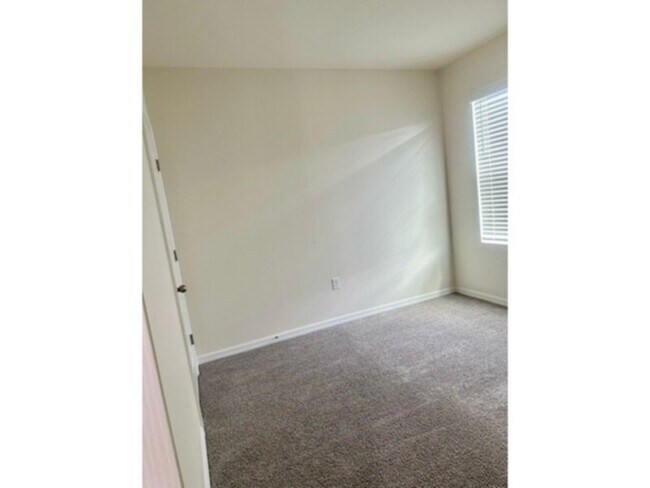 Foto del edificio - 4 bedrooms 2 bath house