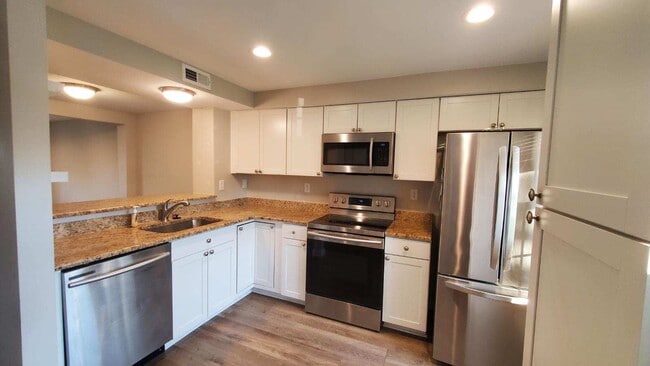 Building Photo - 5803 Drawbridge Ct