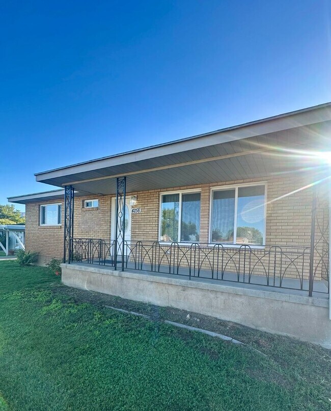 Foto del edificio - $0 Rent for Winter with 18 Month Lease! Be...