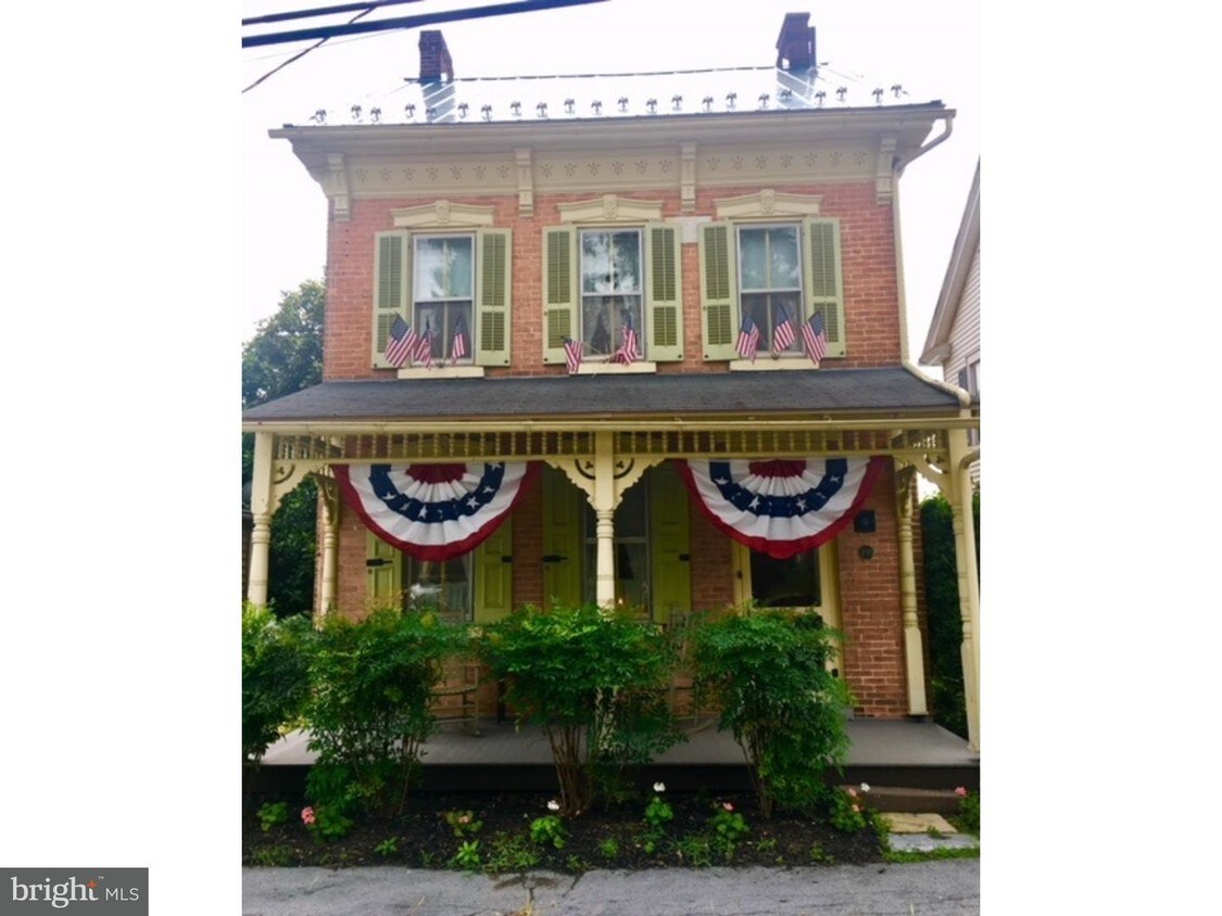 Primary Photo - 498 Main St