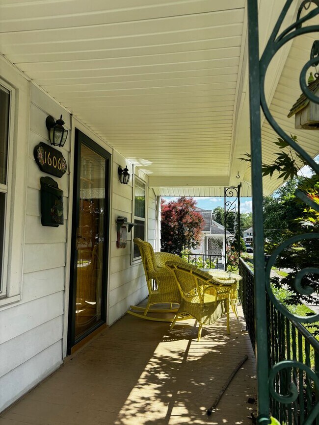 Building Photo - Small Home with Historic Character and Bea...