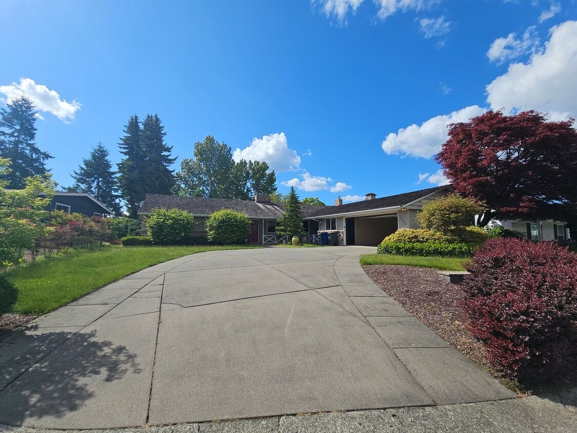 Foto principal - Beautifully Bellevue Rambler in Prime Loca...