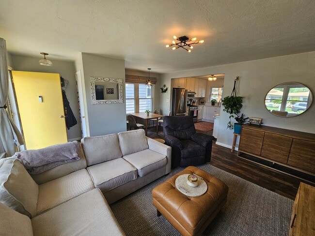 Building Photo - 2 Bed, 1 Bath Unit in Ivy Wild!!