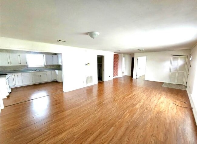 Building Photo - 734 Bellanger St