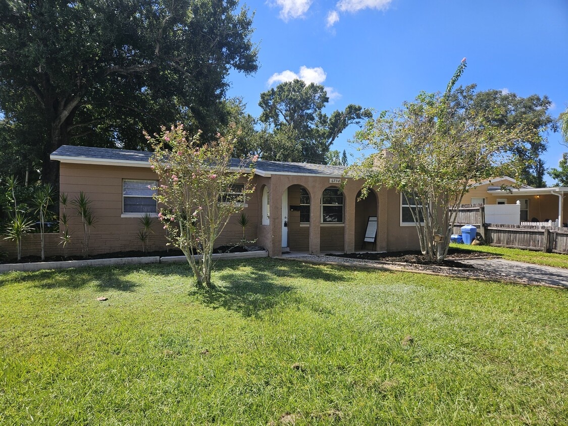 Foto principal - 6790 79th Ave N