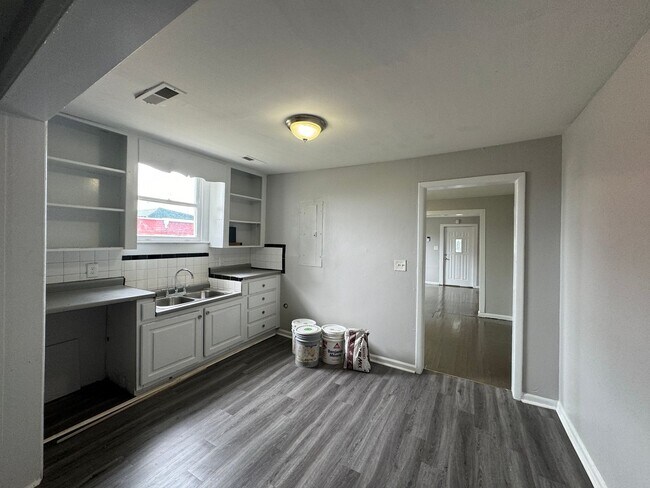 Building Photo - Recently renovated 3 Bed 1 Bath home
