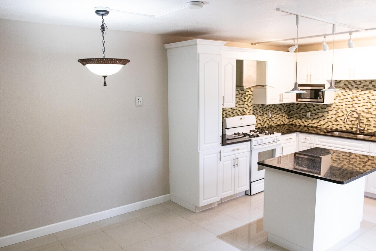 Foto principal - 70 Lake Arbor Dr