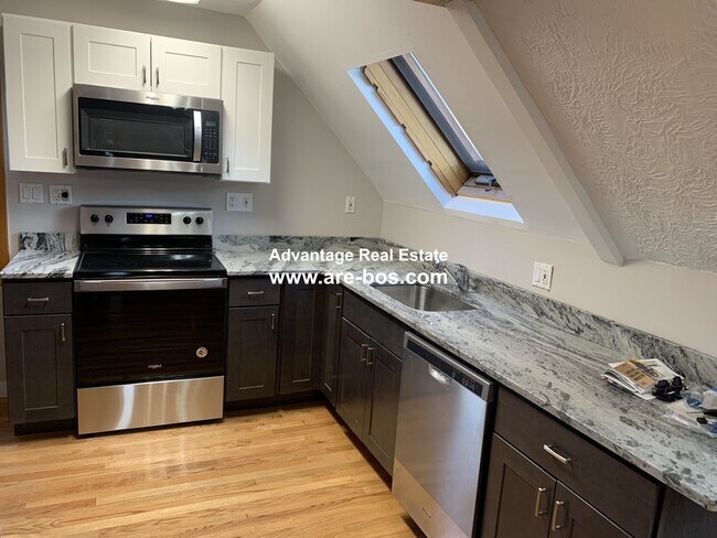 Building Photo - 81 Litchfield St