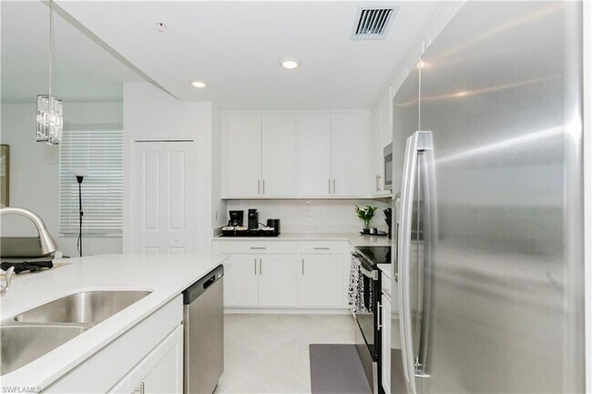 Building Photo - 15285 Green Acre Avenue Unit 418
