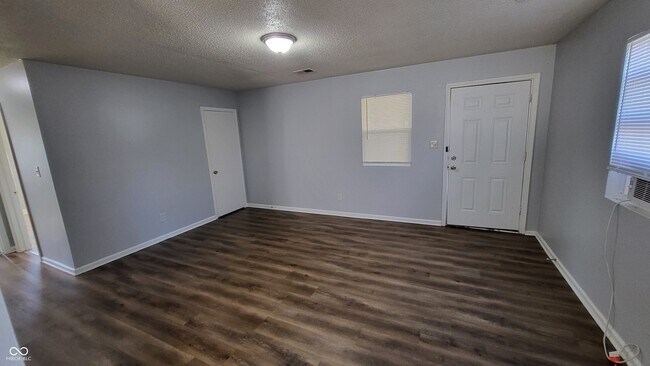 Foto del edificio - 6149 Commodore Dr