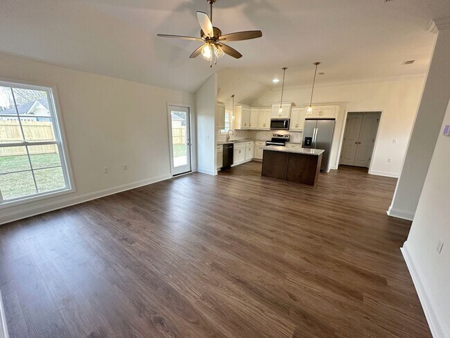 Foto del edificio - Stunning 4-Bedroom Home with Open Floor Plan & Fenced Backyard!