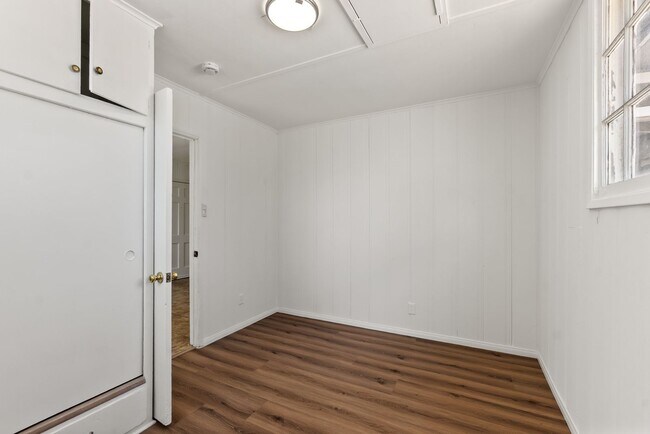 Foto del edificio - 4204-4216 E Washington Ave