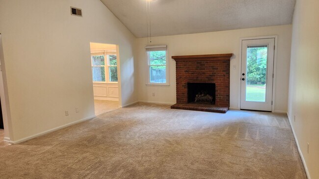 Foto del edificio - Three-bedroom Rancher in Concord!