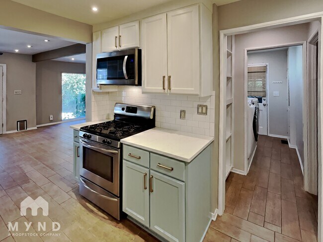 Foto del edificio - 3120 Skyland Dr NE