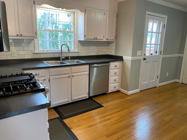 Building Photo - 979 Otter Way NE