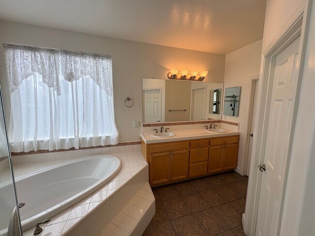 Foto del edificio - Spacious SW Visalia Home Available Now!