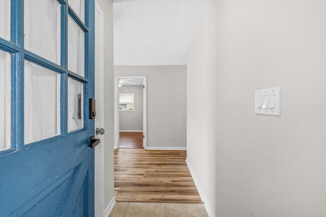 Building Photo - Temple Terrace Hideaway