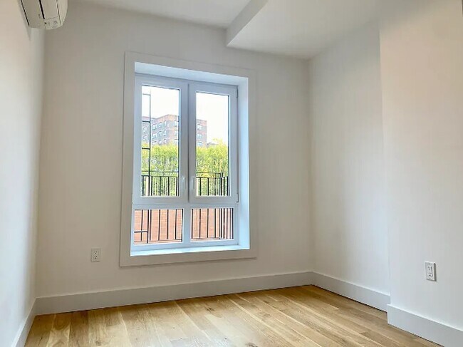 Foto del edificio - 223 E 96th St