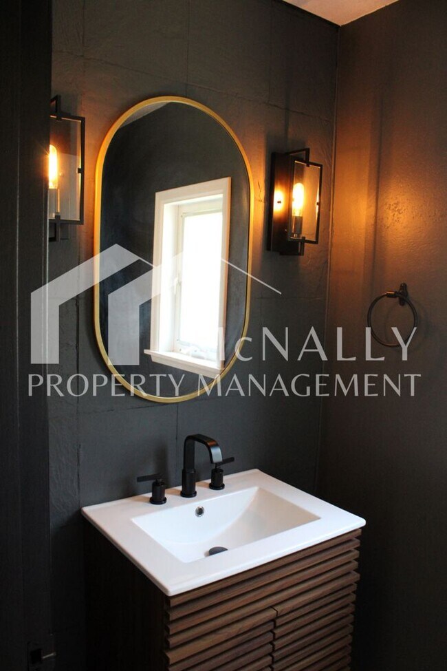 Building Photo - Panoramic Water View Home in Tacoma