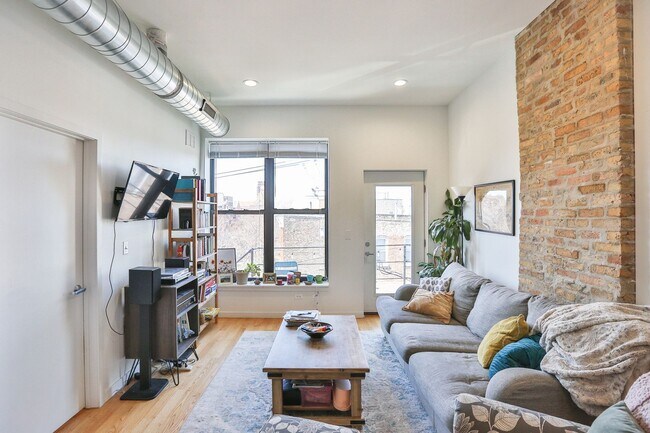 Foto del edificio - Video Tour- Great 3 Bedroom, 1 Bath Apartment. Located in Wicker Park/Bucktown near the Division ...