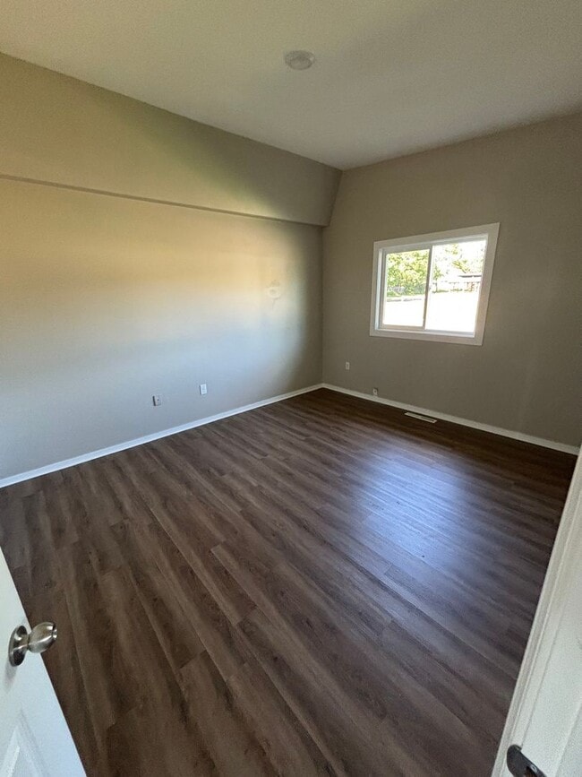 Building Photo - Great 4 bedroom Duplex