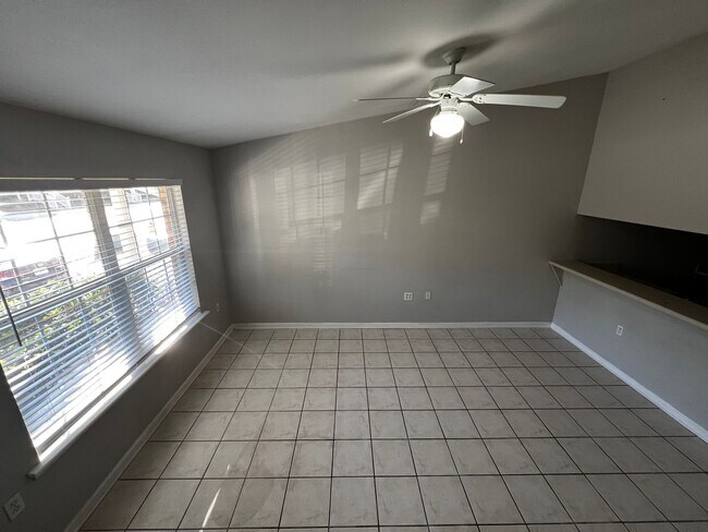 Foto del edificio - Gorgeous 3 BD 3 BA Townhome Located in Chase's Run!